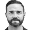 En profilbild av fastighetsmäklare Magnus Persson