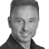 En profilbild av fastighetsmäklare Rasmus Löfgren