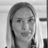 En profilbild av fastighetsmäklare Linn Andersson