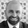 En profilbild av fastighetsmäklare Victor Mastaeli