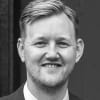 En profilbild av fastighetsmäklare Daniel Hällblad