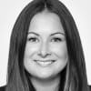 En profilbild av fastighetsmäklare Evelina Olofsson