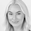 En profilbild av fastighetsmäklare Angelica Svensson