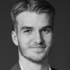 En profilbild av fastighetsmäklare Oliver Lööv