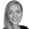 En profilbild av fastighetsmäklare Caroline Östlund