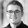 En profilbild av fastighetsmäklare Oscar Westman