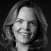 En profilbild av fastighetsmäklare Evelina Martinsson