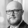 En profilbild av fastighetsmäklare John Svensson