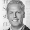 En profilbild av fastighetsmäklare Anton Andersson