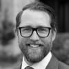En profilbild av fastighetsmäklare Henric Svensson