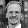 En profilbild av fastighetsmäklare Rasmus Bengtsson