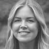 En profilbild av fastighetsmäklare Johanna Håkansson