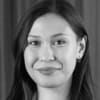 En profilbild av fastighetsmäklare Emelie Helmfrid