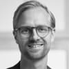 En profilbild av fastighetsmäklare Fredrik Karström