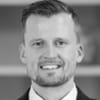 En profilbild av fastighetsmäklare Jonathan Haug