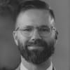 En profilbild av fastighetsmäklare Andreas Rutqvist