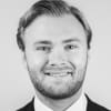 En profilbild av fastighetsmäklare Simon Wassberg