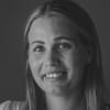 En profilbild av fastighetsmäklare Johanna Nilsson