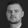 En profilbild av fastighetsmäklare Pontus Tångring