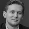 En profilbild av fastighetsmäklare Tim Johnsson