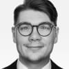 En profilbild av fastighetsmäklare Henrik Björnbäck