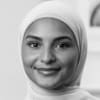 En profilbild av fastighetsmäklare Rawan Tobela
