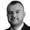 En profilbild av fastighetsmäklare Sebastian Benits