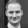 En profilbild av fastighetsmäklare Jonas Lindeberg