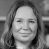 En profilbild av fastighetsmäklare Ebba Sjögren