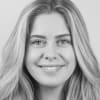 En profilbild av fastighetsmäklare Sanna Rihm
