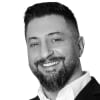 En profilbild av fastighetsmäklare Ebbe Köseoglu