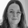 En profilbild av fastighetsmäklare Carina Gustafson