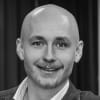 En profilbild av fastighetsmäklare Philip Hansson