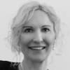 En profilbild av fastighetsmäklare Ester Sundin Hemström