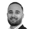 En profilbild av fastighetsmäklare Pierre Yousif