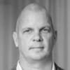 En profilbild av fastighetsmäklare Andreas Jinnestrand