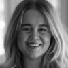 En profilbild av fastighetsmäklare Julia Karlsson