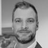 En profilbild av fastighetsmäklare Mikael Olson