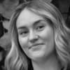 En profilbild av fastighetsmäklare Erika Samuelsson