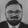 En profilbild av fastighetsmäklare Oliver Brunnberg
