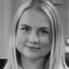 En profilbild av fastighetsmäklare Rebecka Emanuelsson