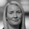 En profilbild av fastighetsmäklare Jennie Adolfsson Kamperin