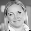 En profilbild av fastighetsmäklare Karolina Hjelmåker