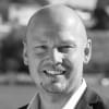 En profilbild av fastighetsmäklare Jonas Hellström