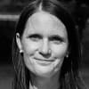 En profilbild av fastighetsmäklare Hanna Karlsson