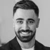 En profilbild av fastighetsmäklare Kevin Ibrahim