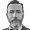 En profilbild av fastighetsmäklare Elias Yahyaei