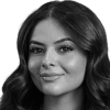 En profilbild av fastighetsmäklare Stephanie Slifo