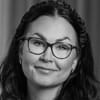 En profilbild av fastighetsmäklare Sara Henning