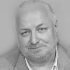 En profilbild av fastighetsmäklare Mikael Bukowski